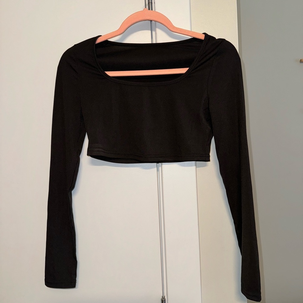 scoop neck long sleeve crop top